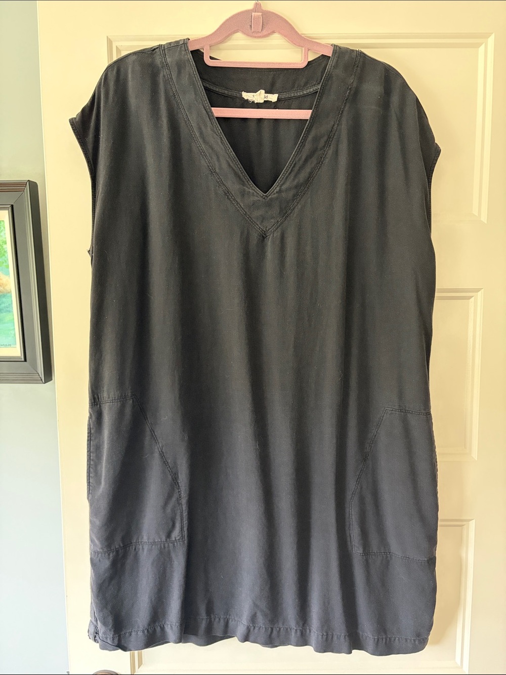 Splendid V-Neck Black Shift Dress with Pockets